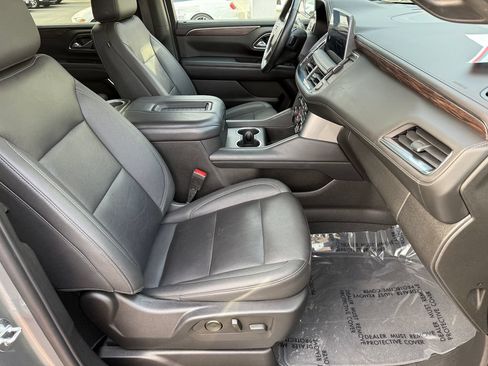 Used 2022 Chevrolet Tahoe Z71 w/ Luxury Package AWD/4WD image 16