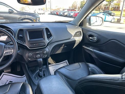 Used 2019 Jeep Cherokee Latitude Plus w/ Comfort/Convenience Group image 14