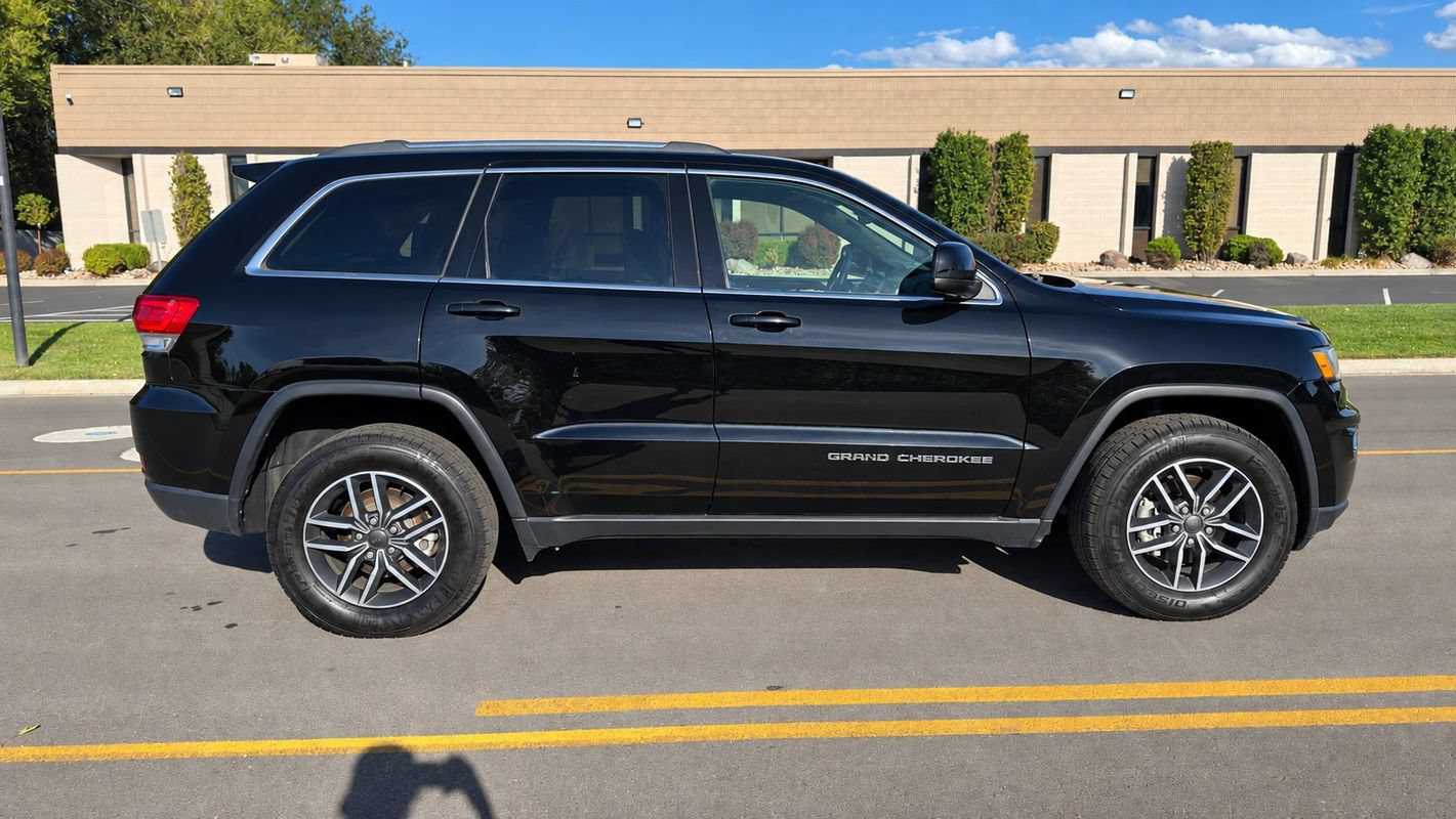 Used 2019 Jeep Grand Cherokee Laredo w/ 18" Wheel & 8.4" Radio Group AWD/4WD image 6