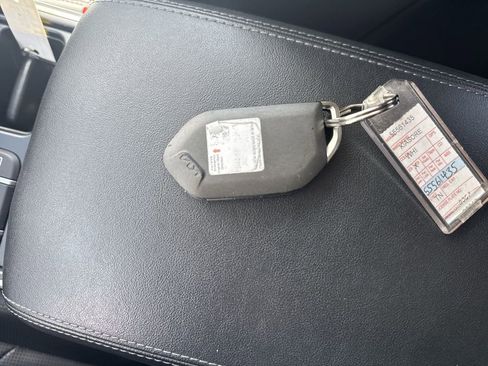 Used 2024 Kia Sorento S image 37