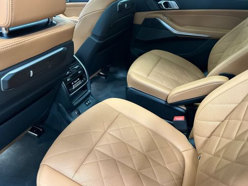 Used 2023 BMW X7 xDrive40i w/ Executive Package AWD/4WD image 4