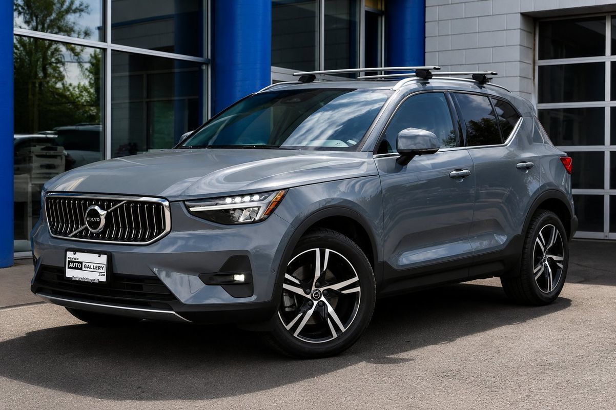 Used 2023 Volvo XC40 B5 Plus AWD/4WD image 1