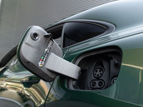 Certified 2025 Porsche Macan Electric RWD image 27