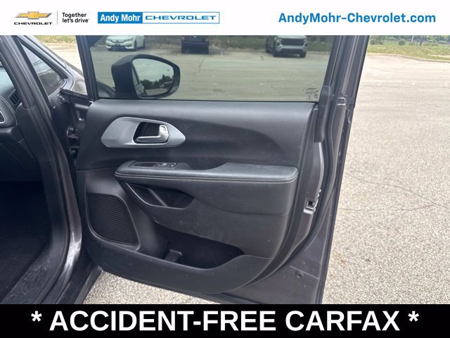 Used 2021 Chrysler Pacifica Touring-L w/ Premium & Safety Sphere Group FWD image 17