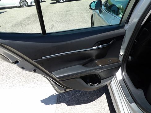 Used 2021 Toyota Camry SE FWD image 11
