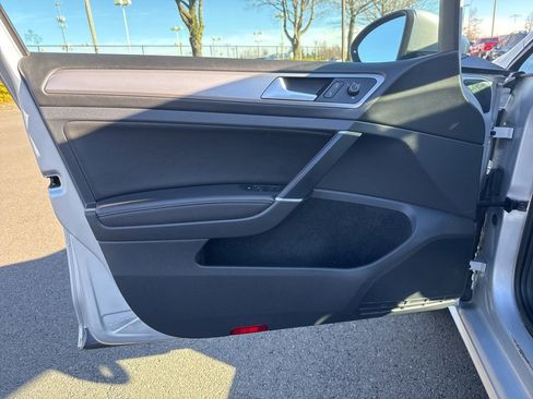 Used 2015 Volkswagen e-Golf SEL Premium image 11