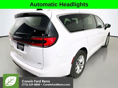 Used 2025 Chrysler Pacifica Select AWD/4WD image 7