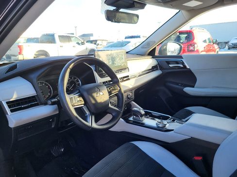 Used 2025 Mitsubishi Outlander SE image 7