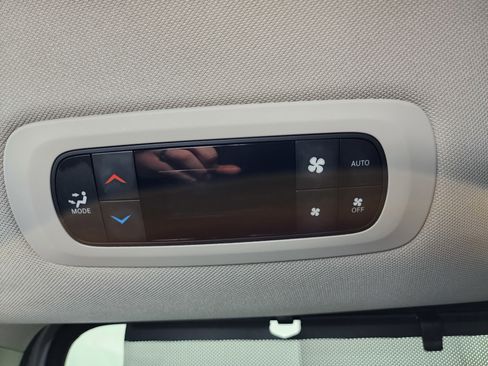 Used 2024 Chrysler Pacifica Touring-L image 38