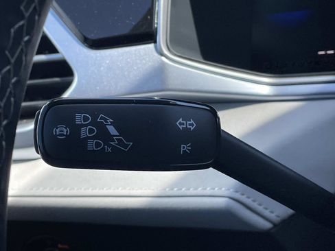 Certified 2025 Volkswagen Taos SE w/ Panoramic Sunroof Package image 24