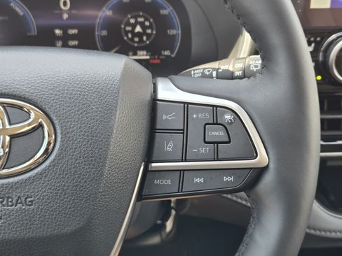Used 2025 Toyota Highlander Limited AWD/4WD image 26