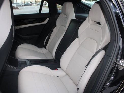 Certified 2025 Porsche Panamera image 34