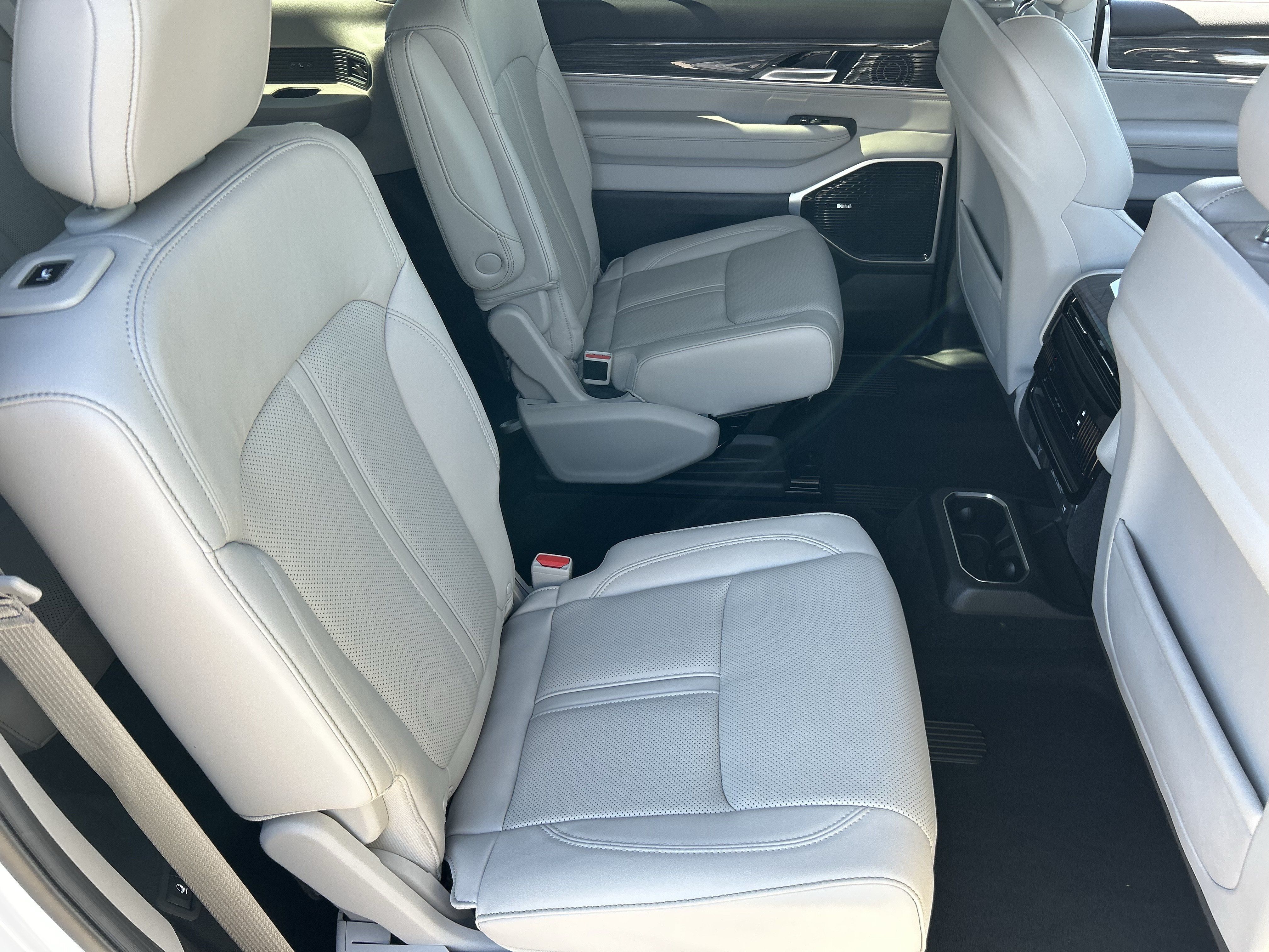 Used 2022 Jeep Wagoneer Series III w/ Premium Group I AWD/4WD image 12