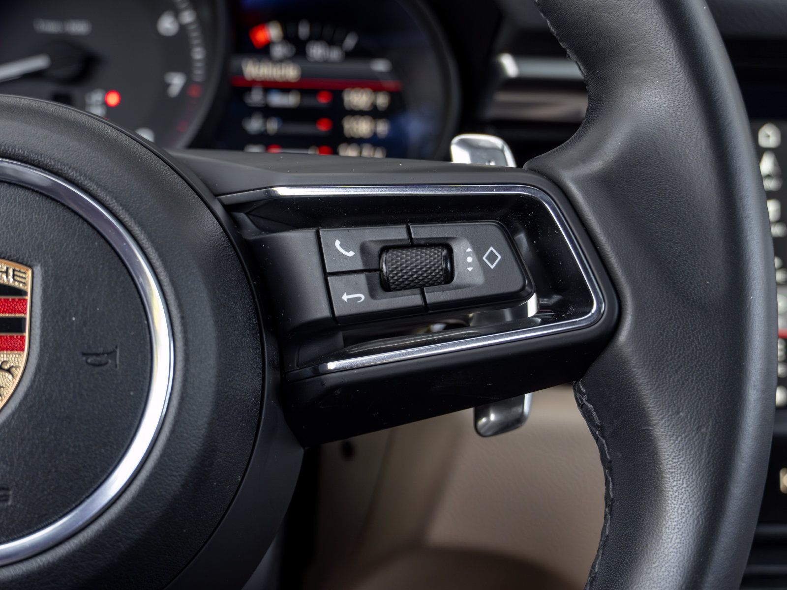 Certified 2023 Porsche Macan AWD/4WD image 30