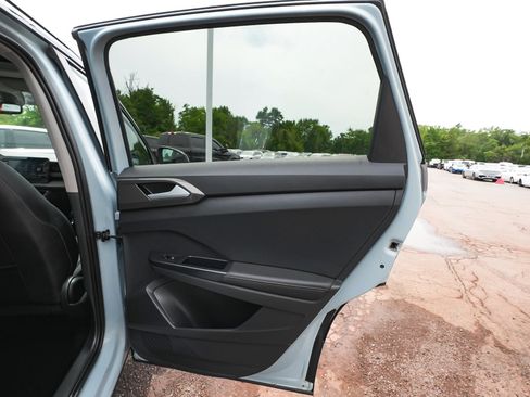 Used 2025 Volkswagen Taos SE AWD/4WD image 13