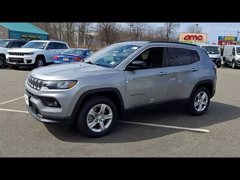 Used 2023 Jeep Compass Latitude image 4