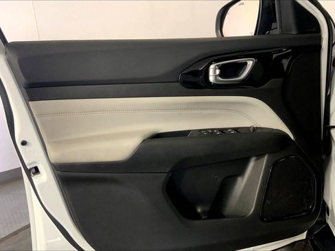 Used 2025 Jeep Compass Limited image 24