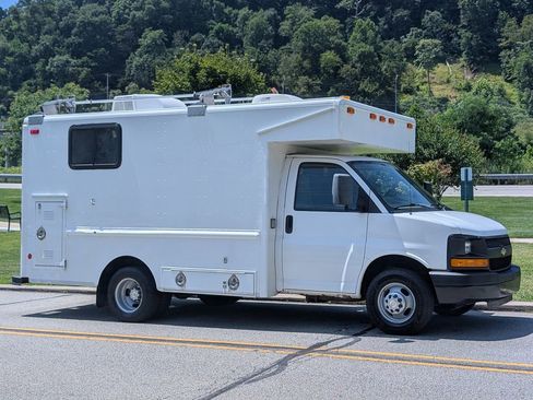 Used 2009 Chevrolet Express 3500 image 3