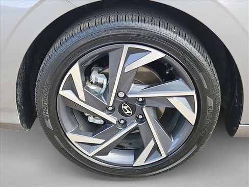 Certified 2025 Hyundai Elantra SEL image 24