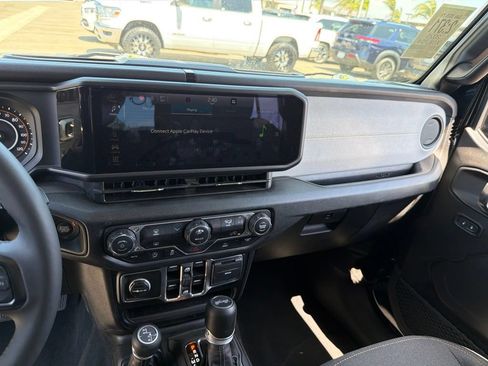 Used 2025 Jeep Wrangler Unlimited Sport AWD/4WD image 17