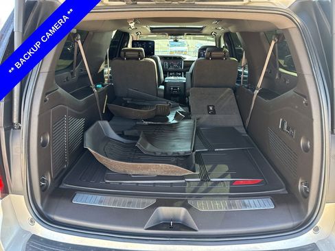 Used 2021 GMC Yukon XL Denali w/ Denali Premium Package image 10