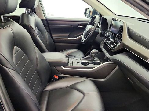 Used 2020 Toyota Highlander XLE AWD/4WD image 25