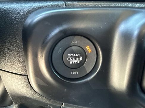 Used 2022 Jeep Wrangler Unlimited Rubicon w/ Xtreme Recon 35" Tire Package AWD/4WD image 28