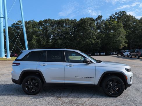 Certified 2023 Jeep Grand Cherokee Altitude AWD/4WD image 2