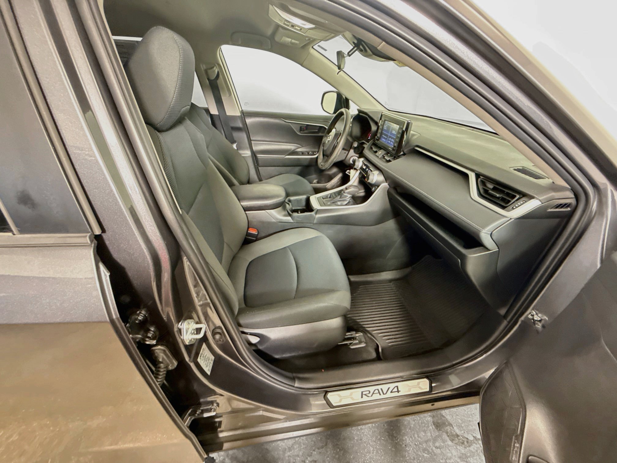 Used 2022 Toyota RAV4 LE AWD/4WD image 25