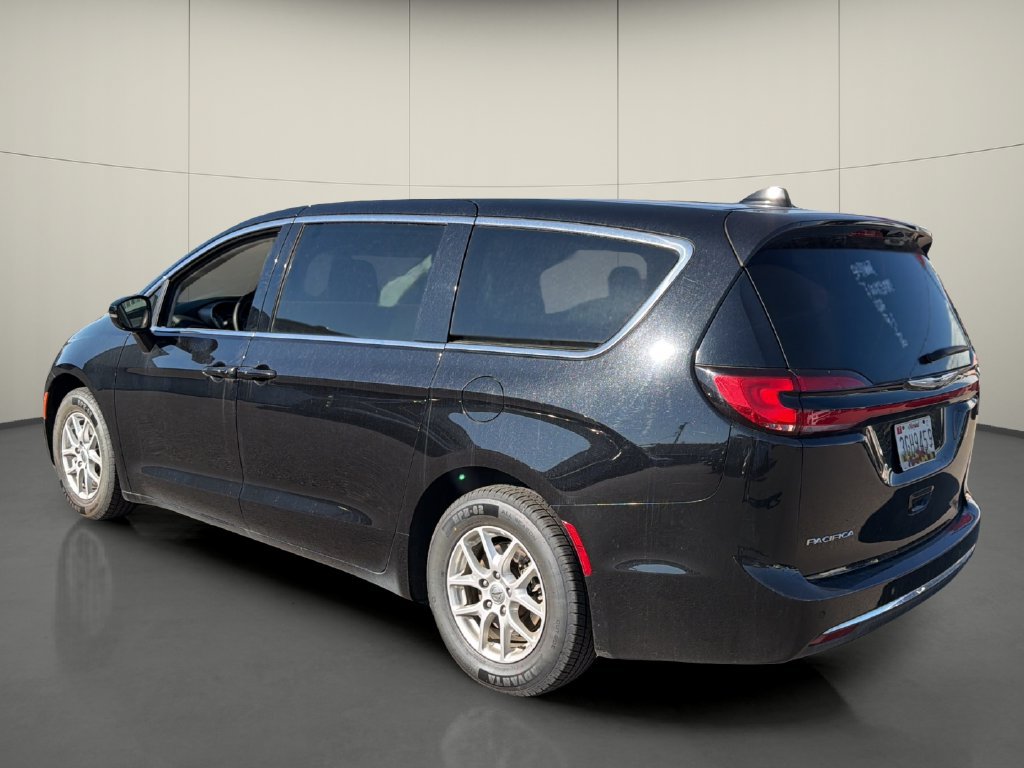 Used 2024 Chrysler Pacifica Touring-L FWD image 5