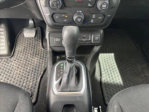 Used 2023 Jeep Renegade Latitude image 12