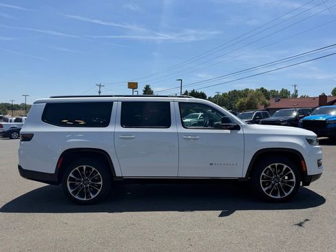 Used 2024 Jeep Wagoneer L Series III w/ Premium Group I AWD/4WD image 2