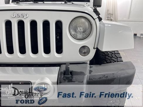 Used 2014 Jeep Wrangler Unlimited Sahara w/ Dual Top Group image 11