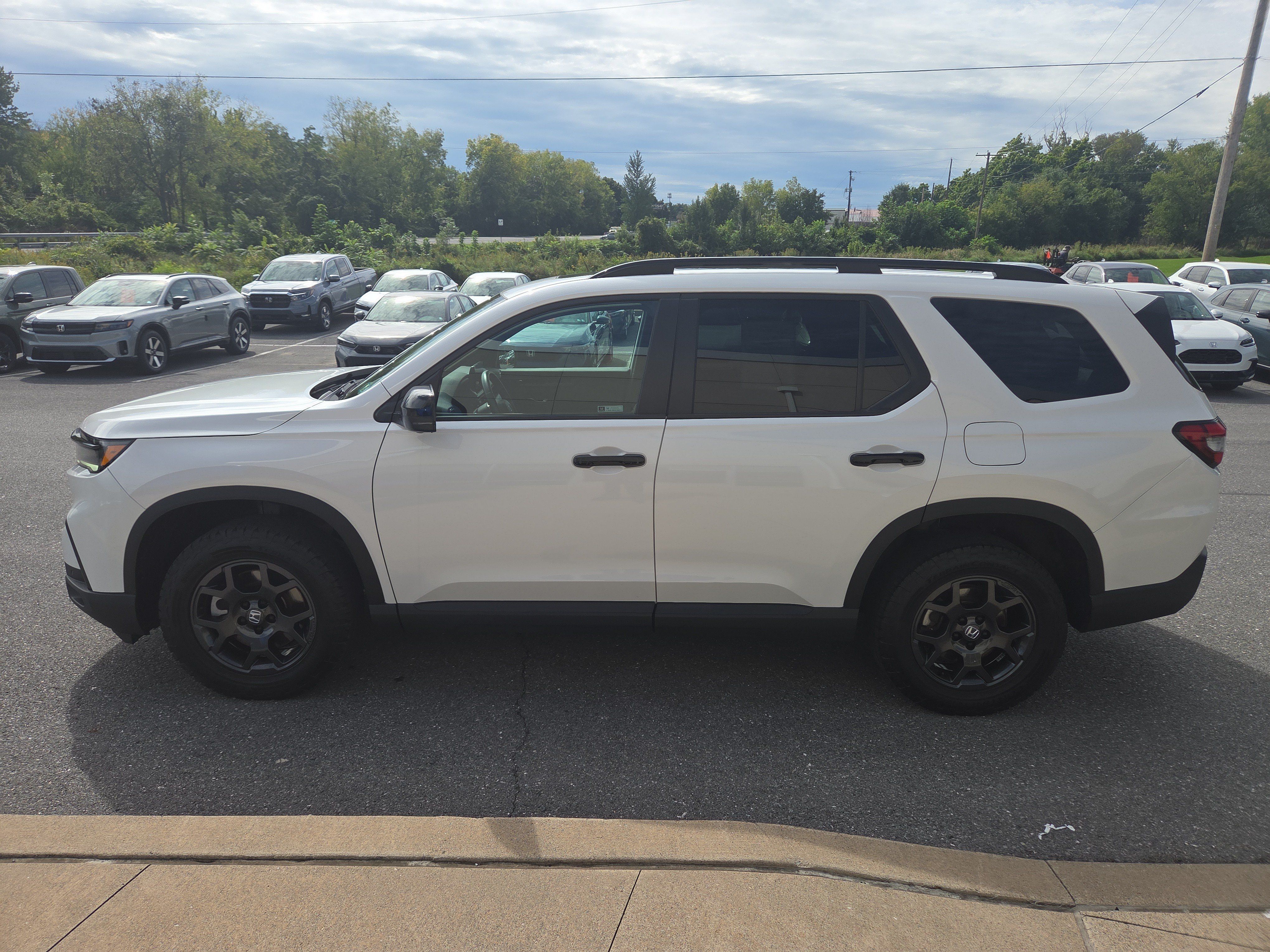 Used 2024 Honda Pilot TrailSport image 7