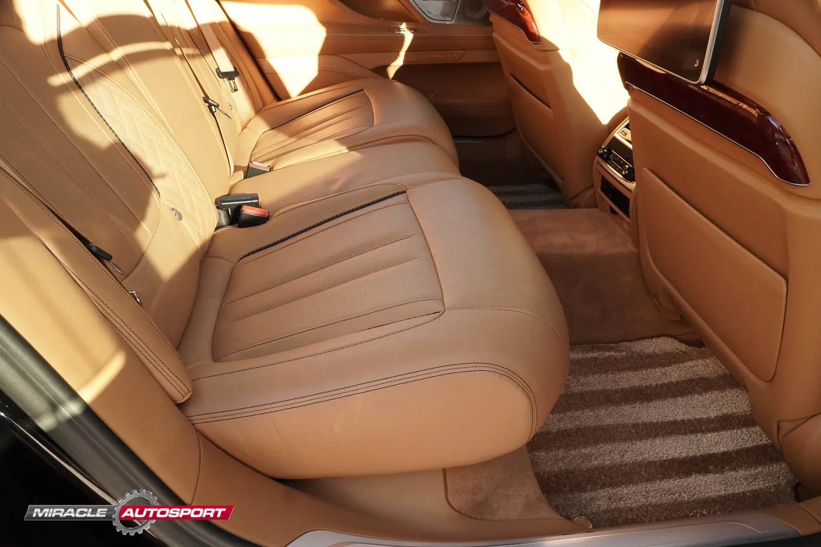 Used 2019 BMW ALPINA B7 xDrive w/ Luxury Rear Seating Package AWD/4WD image 38