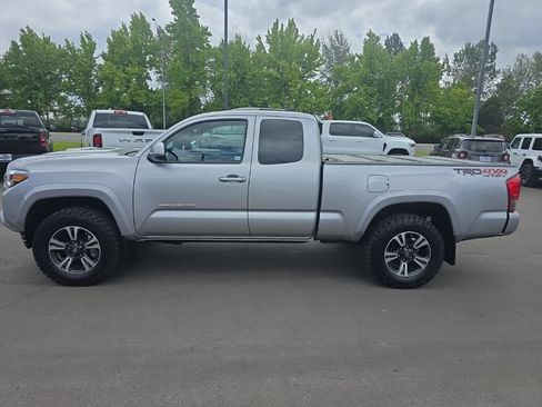 Used 2017 Toyota Tacoma TRD Sport w/ Premium & Technology Package AWD/4WD image 2