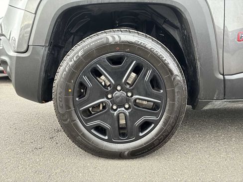 Certified 2018 Jeep Renegade Trailhawk w/ Cold Weather Group II image 18