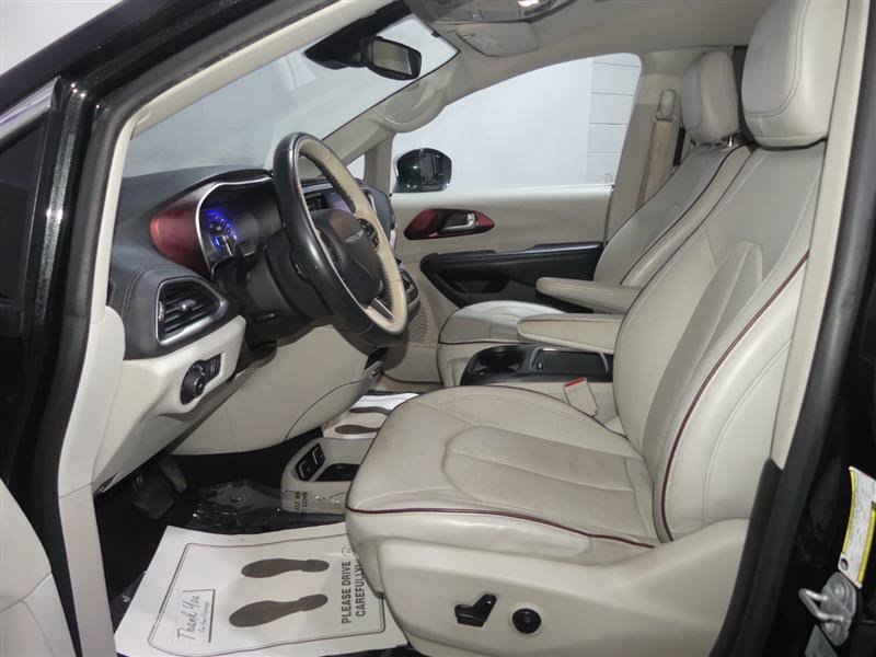 Used 2017 Chrysler Pacifica Limited w/ UConnect Theater Package FWD image 22