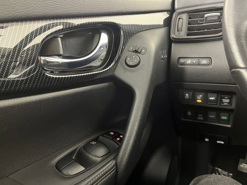 Used 2017 Nissan Rogue SL w/ SL Premium Package image 25