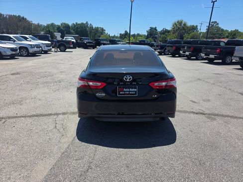 Used 2018 Toyota Camry LE FWD image 3