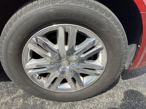 Used 2009 Chrysler Town & Country Limited w/ Entertainment Group #3 FWD image 28