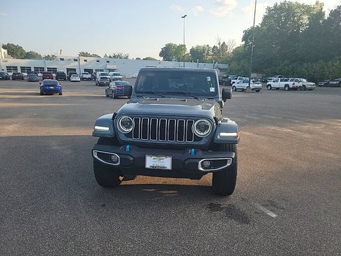 Used 2024 Jeep Wrangler Unlimited Sahara AWD/4WD image 3