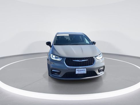 Used 2025 Chrysler Pacifica Select image 3