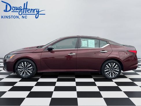 Used 2024 Nissan Altima 2.5 SV FWD image 2