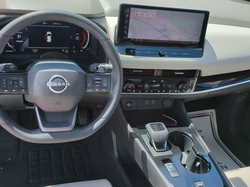 Used 2025 Nissan Rogue SL w/ Tech Package FWD image 17