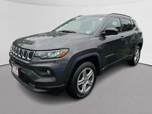 Used 2024 Jeep Compass Latitude w/ Sun and Sound Group AWD/4WD image 5