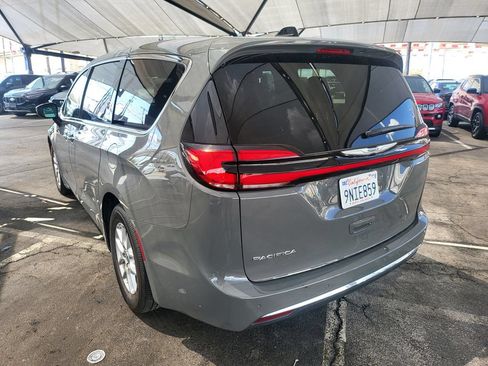 Used 2025 Chrysler Pacifica Select FWD image 9