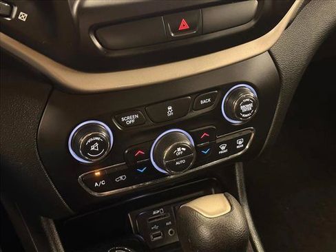 Used 2015 Jeep Cherokee Latitude w/ Comfort/Convenience Group AWD/4WD image 16