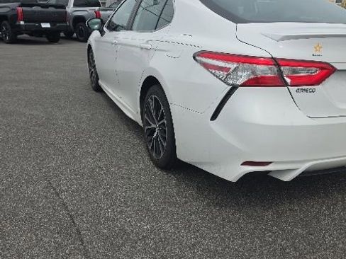 Used 2020 Toyota Camry SE FWD image 2