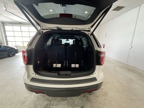 Used 2018 Ford Explorer XLT w/ Equipment Group 202A image 25
